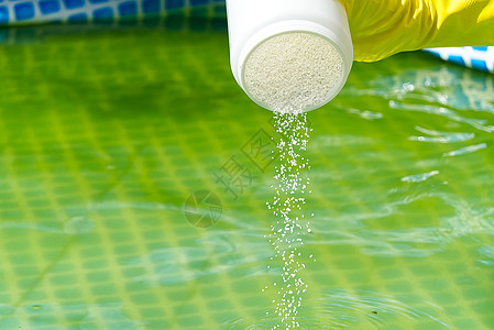在池中添加氯粉 以去除藻类和消毒水 可充气游泳池护理概念测试考试治疗按摩费率活性水池打扫药片酸碱度图片