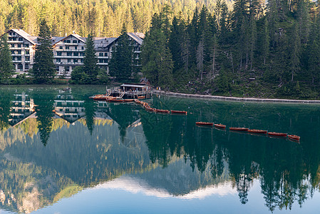 山地景观 对瓦尔浦的布雷斯湖进行反思旅行旅游远足编译器反射针叶树高山森林木头天空图片