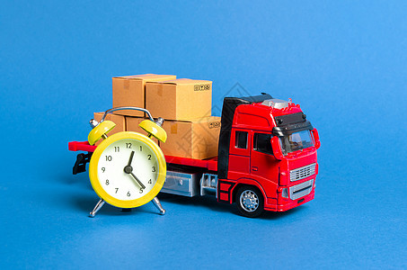 一辆装有货物纸板箱和黄色闹钟的卡车 快递在短时间概念 临时存储 限时优惠和折扣 配送物流优化 运输公司图片