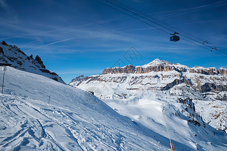 意大利多洛米特滑雪度假胜地高山娱乐风景山脉土地运动缆车陆运季节滑雪者图片