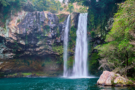 南韩济州岛千吉燕坠落瀑布公园旅行森林悬崖游客池塘岩石溪流风景图片