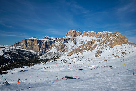 意大利多洛米特滑雪度假胜地运动季节踪迹娱乐风景高山山脉土地图片