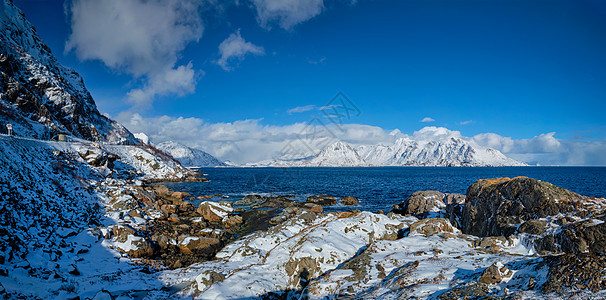 Lofoten岛和挪威海洋在挪威冬季峡湾山脉群岛季节天空风景图片