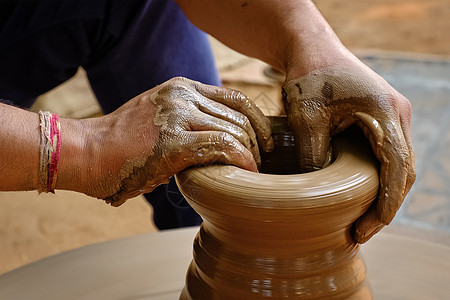 印度拉贾斯坦邦手工业工作作坊陶器工艺品工艺手工花瓶工匠车轮图片