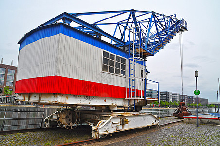 德国杜伊斯堡旧港口的起重机图片