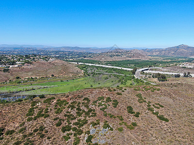 山的空中景象 其背景是高速公路路 圣迭戈 加利福尼亚州蓝色房子风景远足池塘鸟瞰图顶峰岩石天空爬坡图片