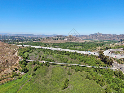 山的空中景象 其背景是高速公路路 圣迭戈 加利福尼亚州天空踪迹树木地平线风景环境保护池塘鸟瞰图城市运输图片