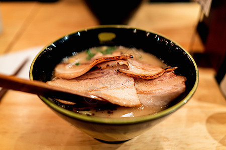 猪肉拉面面汤烹饪午餐猪肉酱油食物面条韭菜肉汤柠檬豆芽图片