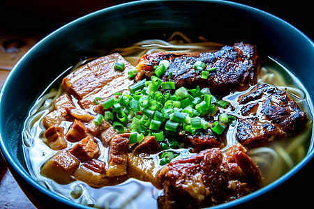 猪肉拉面面汤午餐食物蒸汽猪肉桌子酱油盘子面条韭菜筷子图片