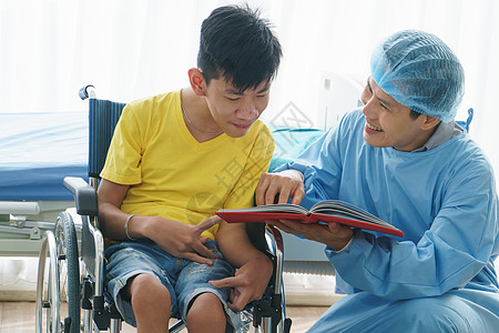 残疾人正在就诊 请看医生帮助医院人士男人残障诊所药品顾问照顾者轮椅图片