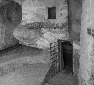 黑白中世纪城堡 黑白城堡 复制空间上 用生锈的铁栅格进入地牢隧道或监狱牢房图片