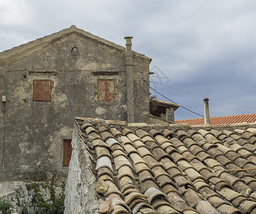 克里尼村的老旧传统石屋和屋顶 corfu greece 古老外观图片