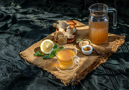 热姜汁加柠檬和薄荷 根和一片姜烹饪水果蜂蜜植物饮食香料药品香气矿物果汁图片