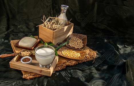 豆类产品 一杯自制豆类牛奶和谷物索比豆玻璃营养灯光蜂蜜木头豆浆农业美食牛奶谷物图片