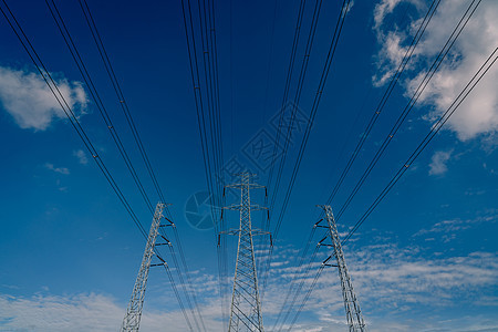 高压电压电镀和对蓝天空的电线网格发电机邮政力量电缆车站金属接线天空分发图片