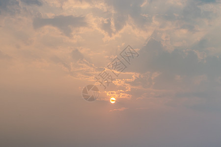 美丽的日出天空在云层上方 闪耀着光芒农村地面日落天堂蓝色橙子空气阳光背景太阳图片