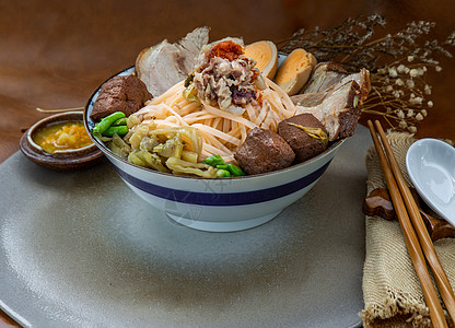 传统中国菜炖猪肉面 配猪肉骨头B厨房早餐豆腐美食肉汁筷子汤面骨汤辣椒盘子图片