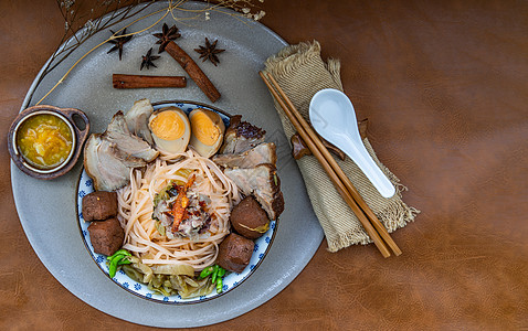 传统中国菜炖猪肉面 配猪肉骨头B筷子午餐餐厅早餐肉汁勺子厨房汤面豆腐饮食图片
