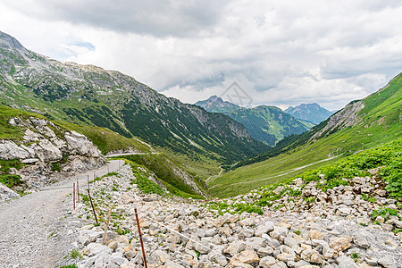 在奥地利沃拉尔贝格的莱克伦山上 飞速攀登登山孤独首脑天堂远足冒险顶峰水库假期晴天图片