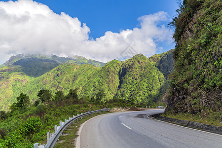 蓝色天空云云多云地貌背景天堂全景沥青小路旅游运输远足爬坡草地运动图片