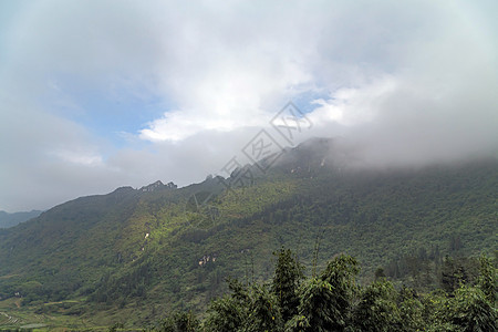 在越南北部的老 cai省 云雾中的山收成地标土地热带农村旅游远足旅行悬崖探索图片