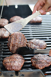 煤气烤炉上几个牛排猪肉烤架烹饪棕色黑色营养红色食物美食午餐图片