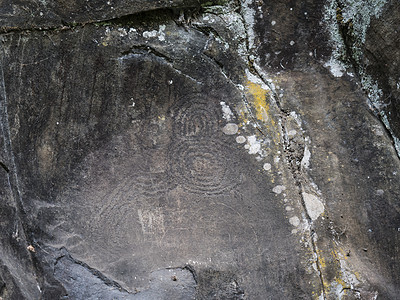 在西班牙加那利群岛拉帕尔马岛北部劳里西尔瓦劳雷尔森林的La Zarza自然公园考古遗址刻在石块上的螺旋花纹绘画旅游国家荒野考古学图片