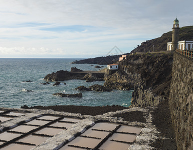 富肯卡连特沙利纳斯或盐类和古石灯塔的风景与火山岩场 拉帕尔马 加那利群岛 海洋 蓝天空白云图片