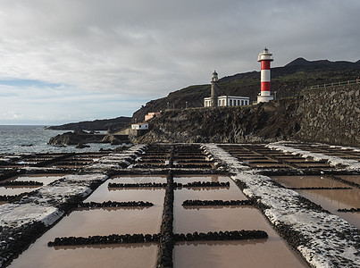 或盐制品和两座灯塔 旧石块和白红条纹 带有火山岩场 La Palma 加那利群岛Ocean 蓝天空白云场地建筑房子旅游海岸建筑学图片