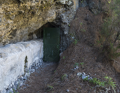 西班牙加那利群岛拉帕尔马岛拉斯尼韦斯的危险远足小径的隧道铁门特写图片