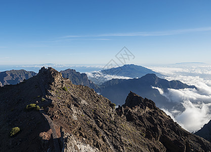 从的山峰与白云的火山口国家公园景观 西班牙加那利群岛拉帕尔马岛天线火山火山口荒野国家全景边缘天空岛屿陨石图片