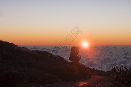 西班牙加那利岛拉帕尔马的柏油路覆盖着白云之上美丽的红色日落图片