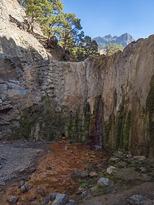 小瀑布位于的火山口 几乎是干涸的瀑布 水流因矿泉水而色彩缤纷 拉帕尔马岛 加那利群岛 西班牙彩色石头环境矿物溪流岩石火山生态公园图片