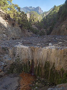 小瀑布位于的火山口 几乎是干涸的瀑布 水流因矿泉水而色彩缤纷 拉帕尔马岛 加那利群岛 西班牙生态环境岛屿彩色岩石石头矿物风景国家图片