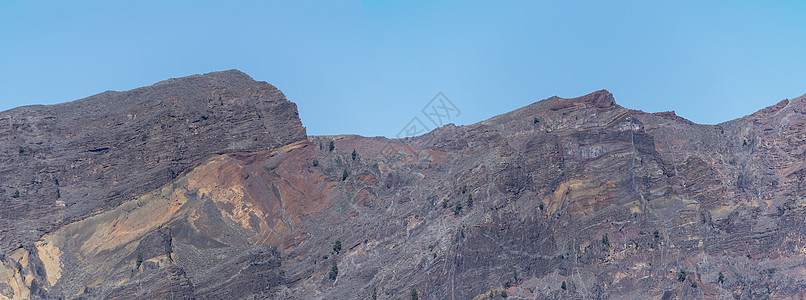 在西班牙加那利群岛拉帕尔马岛的火山口和的彩色 vocanic 岩石上的全景 蓝天背景图片