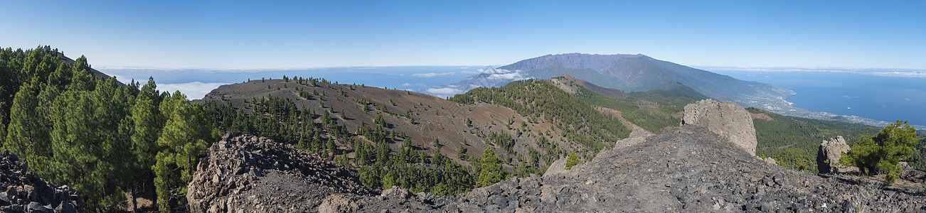 在路径的远足径上 可以欣赏到火山景观的全景 包括郁郁葱葱的绿色松树 五颜六色的火山和白云 拉帕尔马岛 加那利群岛 西班牙 蓝天背图片