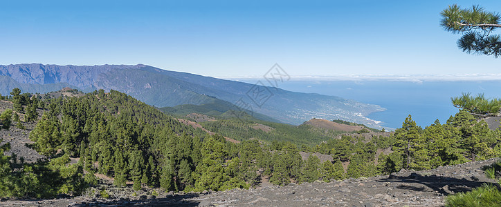 在路径的远足径上 可以欣赏到火山景观的全景 包括郁郁葱葱的绿色松树 五颜六色的火山和白云 拉帕尔马岛 加那利群岛 西班牙 蓝天背图片