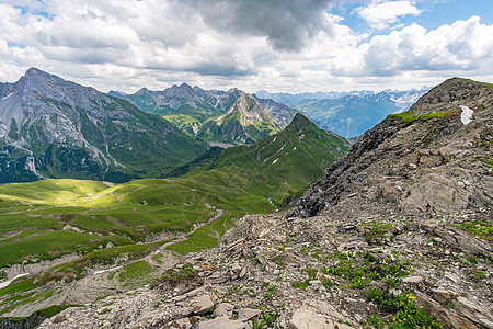在奥地利沃拉尔贝格的莱克伦山上 飞速攀登娱乐孤独晴天全景旅行冒险首脑岩石草地远足图片