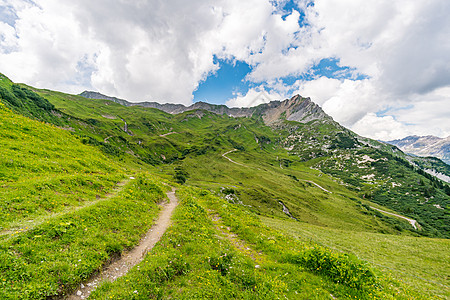 在奥地利沃拉尔贝格的莱克伦山上 飞速攀登天堂顶峰孤独远足旅行草地娱乐高山首脑岩石图片
