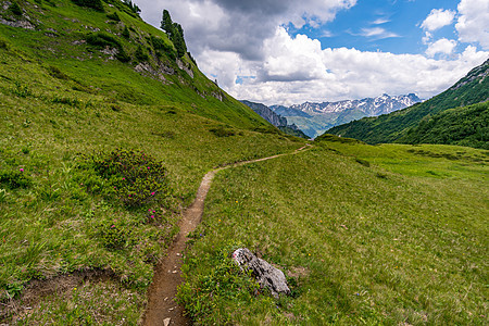 在奥地利沃拉尔贝格的莱克伦山上 飞速攀登晴天顶峰岩石高山旅行水库农村草地孤独天堂图片