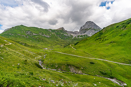 在奥地利沃拉尔贝格的莱克伦山上 飞速攀登娱乐首脑高山旅行全景远足顶峰农村天堂冒险图片