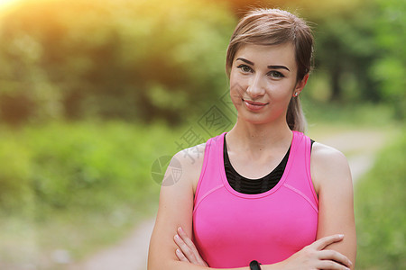 清晨森林中年轻健身女子的肖像 健康 健康的生活运动黑发动机肌肉慢跑者跑步运动员速度赛跑者公园图片