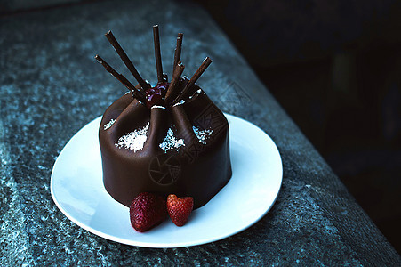 美味的巧克力蛋糕 加冰淇淋和草莓图片
