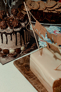 带很多巧克力装饰品的美味巧克力蛋糕图片