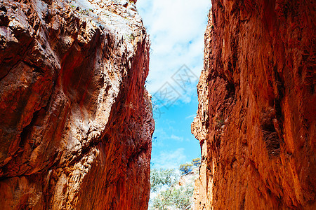 澳大利亚爱丽丝泉附近的地质学砂岩洞穴远足公园旅行荒野耀斑天空太阳图片