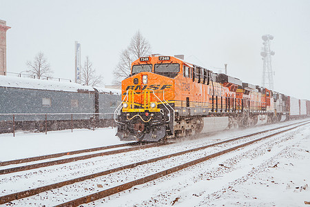 BNSF 美国法尔戈的BNSF火车景观市中心城市风暴运输引擎法戈铁路力量机车图片