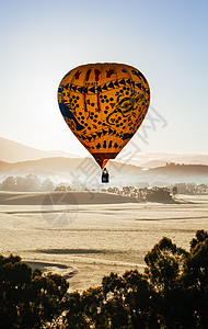 澳洲日出时热气球漂浮篮子航班热气航空场地运输空气薄雾闲暇图片