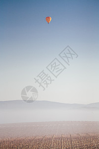 澳大利亚Yarra山谷的冬季藤树河谷热气球阳光植物群酒厂冷溪葡萄园晴天丘陵太阳图片