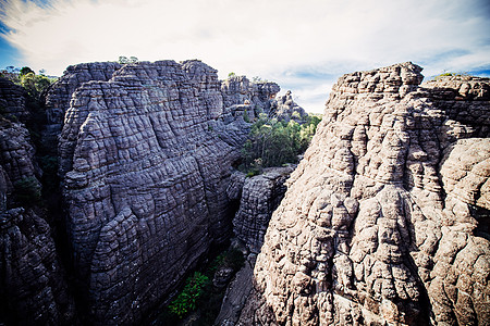 澳大利亚维多利亚州格拉姆皮亚州的奇幻之地希克小路远足裂缝爬坡天空峡谷植物旅行间隙乡村图片