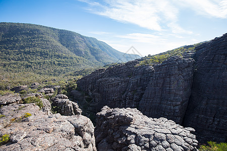 澳大利亚维多利亚州格拉姆皮亚州的奇幻之地希克仙境大厅旅行间隙砂岩岩石裂缝峡谷天空探索图片